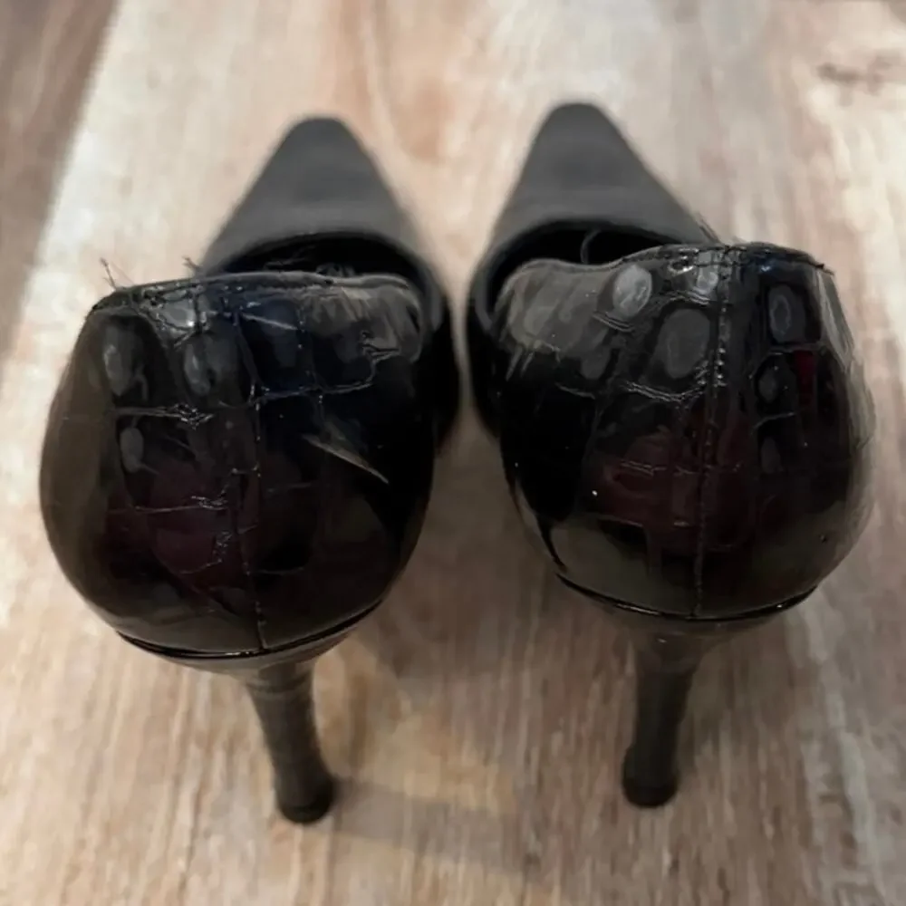 Stuart Weitzman women’s pumps in black crocodile-embossed leather in size 5 EUC
